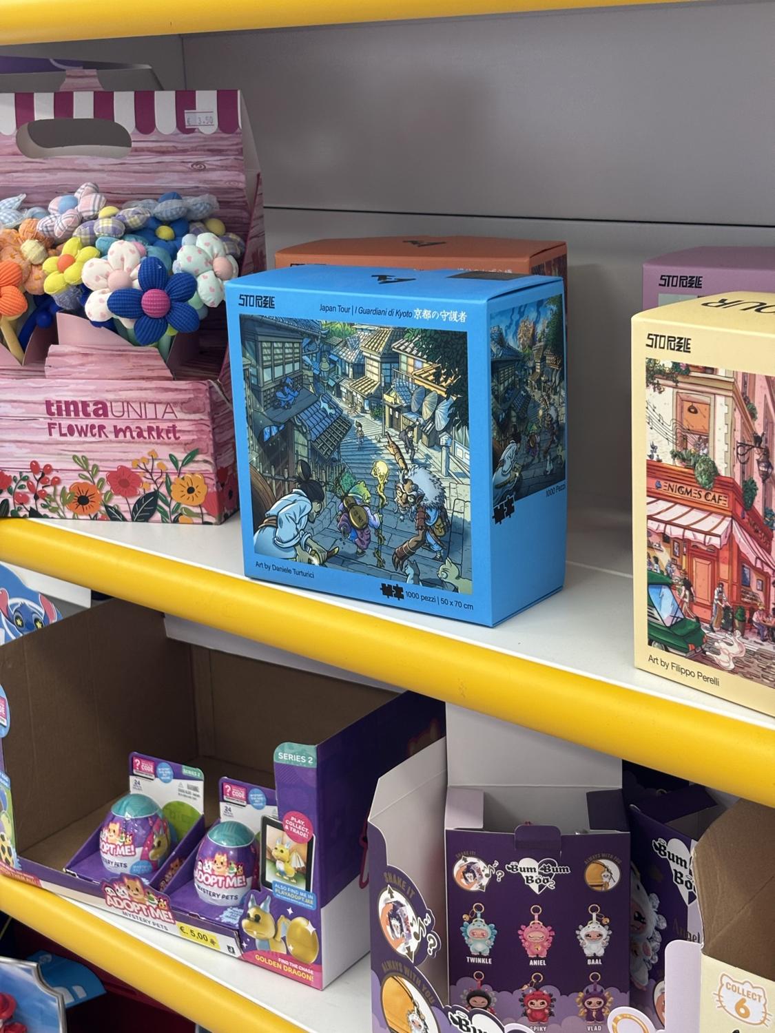 Scatole di puzzle e giochi da collezione sullo scaffale